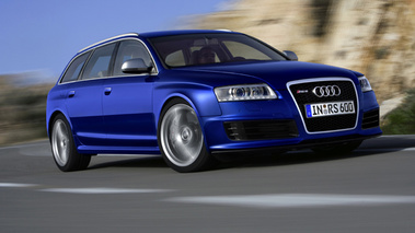 Audi RS6 bleue 3/4 avant D