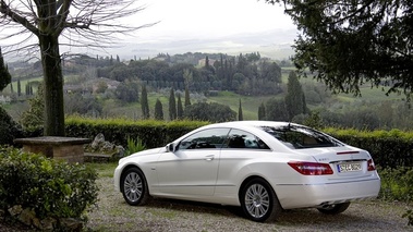 Mercedes E Coupé blanche 3/4 arrière G