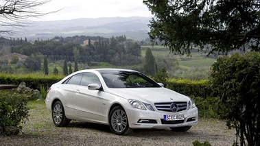 Mercedes E Coupé blanche 3/4 avant D