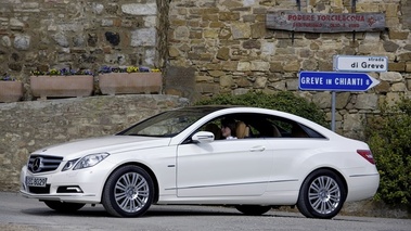 Mercedes E Coupé blanche profil