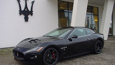 MASERATI GranTurismo S 2010 - Vue 3/4 avant gauche