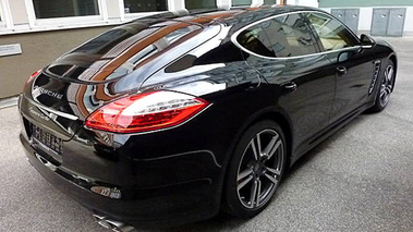 PORSCHE Panamera Turbo 2010 - Vue 3/4 arrière droit