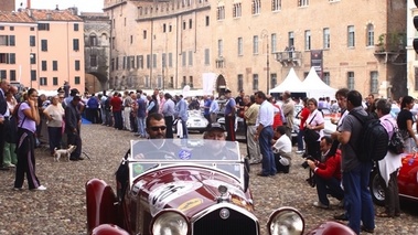 Alfa Romeo, 8C, rouge, 3-4 avd, grand place