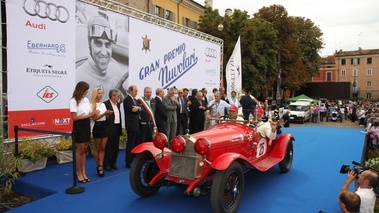 Alfa Romeo 8C rouge, 3-4 avg, podium