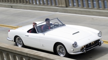 Ferrari 250 California Spider, blanc, action 3-4 avg plongée