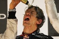 Abou Dhabi 2010 Vettel champagne