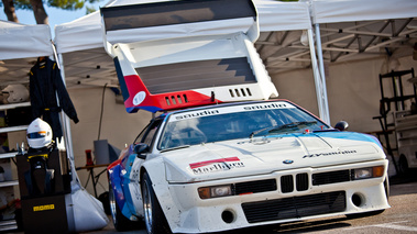 10 000 Tours du Castelet 2011 - BMW M1 blanc 3/4 avant droit penché