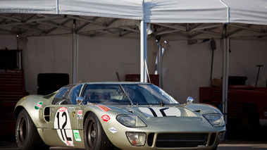 10 000 Tours du Castelet 2011 - Ford GT40 vert 3/4 avant droit