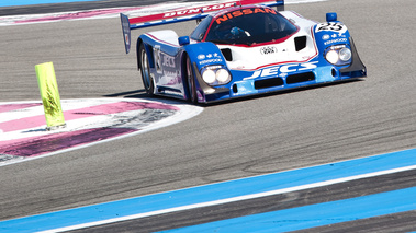 10 000 Tours du Castelet 2011 - Nissan bleu/blanc 3/4 avant droit penché