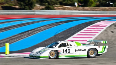 10 000 Tours du Castellet 2012 - Jaguar blanc/vert 3/4 avant gauche filé