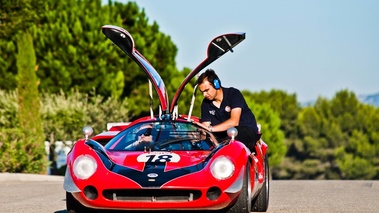 10 000 Tours du Castellet 2012 - Lola T70 MkIII rouge face avant portes ouvertes