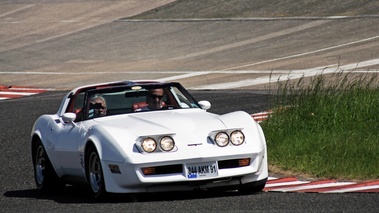 Autodrome Héritage Festival 2012 - Chevrolet Corvette C3 blanc 3/4 avant droit