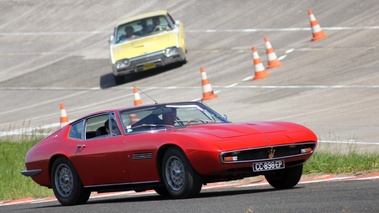 Autodrome Héritage Festival 2012 - Maserati Ghibli rouge 3/4 avant droit