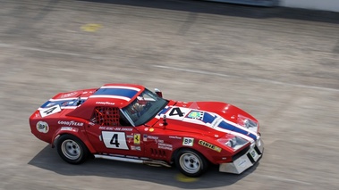 Autodrome Héritage Festival 2013 - Chevrolet Corvette C3 rouge 3/4 avant droit filé vue de haut