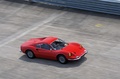Autodrome Héritage Festival 2013 - Ferrari 246 GT Dino rouge 3/4 avant droit filé vue de haut