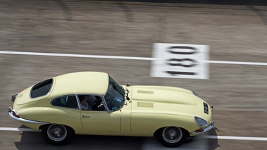 Autodrome Héritage Festival 2013 - Jaguar Type E jaune filé vue de haut