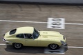 Autodrome Héritage Festival 2013 - Jaguar Type E jaune filé vue de haut