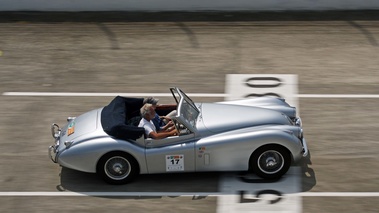 Autodrome Héritage Festival 2013 - Jaguar XK120 Roadster gris filé vue de haut