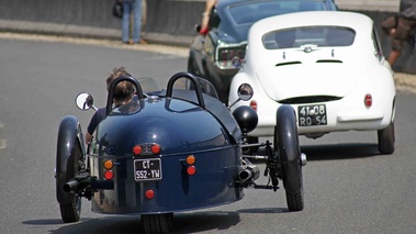 Autodrome Héritage Festival 2013 - Morgan 3-Wheeler bleu face arrière