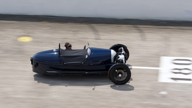 Autodrome Héritage Festival 2013 - Morgan 3-Wheeler bleu filé vue de haut