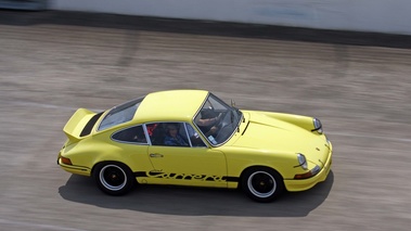 Autodrome Héritage Festival 2013 - Porsche 911 Carrera 2.7 RS jaune filé vue de haut