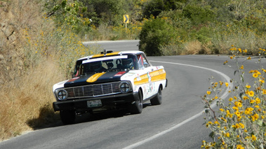 Chevrolet Comète, blanc, action 3-4 avg