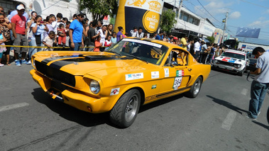 Ford Mustang, jaune, 3-4 avg