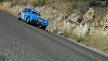 Jaguar XK bleu, action 3-4 avd penché