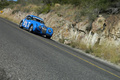 Jaguar XK bleu, action 3-4 avd penché