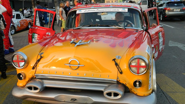 Oldsmobile, jaune+rouge, face