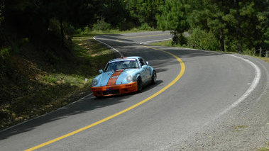 Porsche 911 bleu, action 3-4 avg