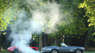 Chantilly Arts & Elégance 2015 - Ferrari 250 GT California Spider anthracite 3/4 arrière droit