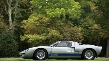 Chantilly Arts & Elégance 2015 - Ford GT40 gris profil