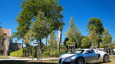 Chantilly Arts & Elégance 2016 - Bugatti Veyron blanc/bleu 3/4 avant gauche