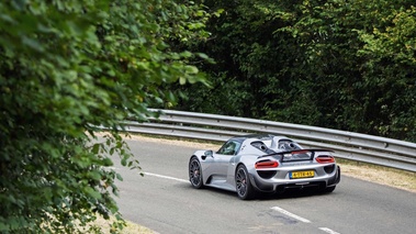 Chantilly Arts & Elégance 2016 - Porsche 918 Spyder Weissach Package gris 3/4 arrière gauche vue de haut