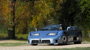 Chantilly Arts & Elégance 2017 - Bugatti EB110 bleu 3/4 avant gauche