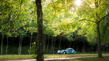 Chantilly Arts & Elégance 2017 - Bugatti Type 57SC Atlantic bleu 3/4 avant gauche 2