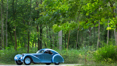 Chantilly Arts & Elégance 2017 - Bugatti Type 57SC Atlantic bleu 3/4 avant gauche 3