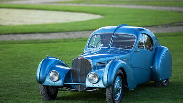 Chantilly Arts & Elégance 2017 - Bugatti Type 57SC Atlantic bleu 3/4 avant gauche