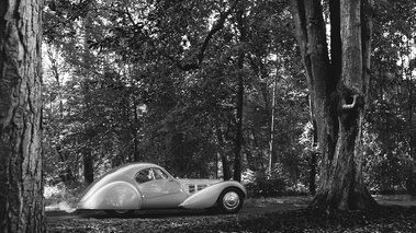 Chantilly Arts & Elégance 2017 - Bugatti Type 57SC Atlantic bleu profil N&B