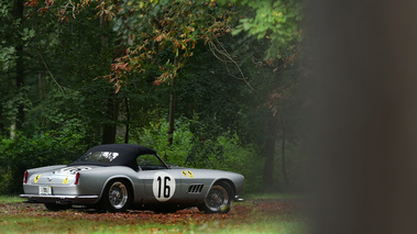 Chantilly Arts & Elégance 2017 - Ferrari 250 GT California gris 3/4 arrière droit