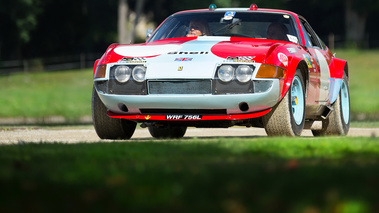 Chantilly Arts & Elégance 2017 - Ferrari 365 GTC/4 Daytona Gr. IV rouge 3/4 avant gauche