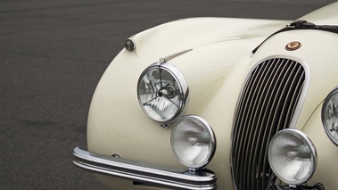 Coupes de Printemps 2012 - Jaguar XK120 blanc phares avant