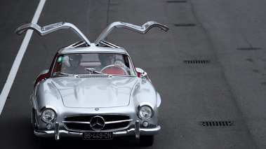 Coupes de Printemps 2012 - Mercedes 300 SL gris face avant portes ouvertes