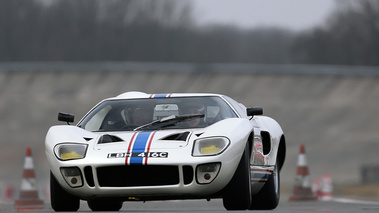 Coupes de Printemps 2013 - Ford GT40 blanc 3/4 avant gauche