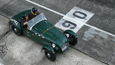 Allard vert 3/4 avant droit vue de haut