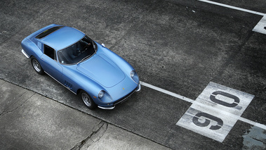 Ferrari 275 GTB bleu 3/4 avant droit vue de haut