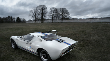 Ford GT40 blanc 3/4 arrière gauche porte ouverte