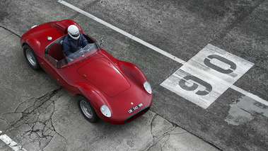 Maserati 300S rouge 3/4 avant droit vue de haut