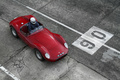 Maserati 300S rouge 3/4 avant droit vue de haut